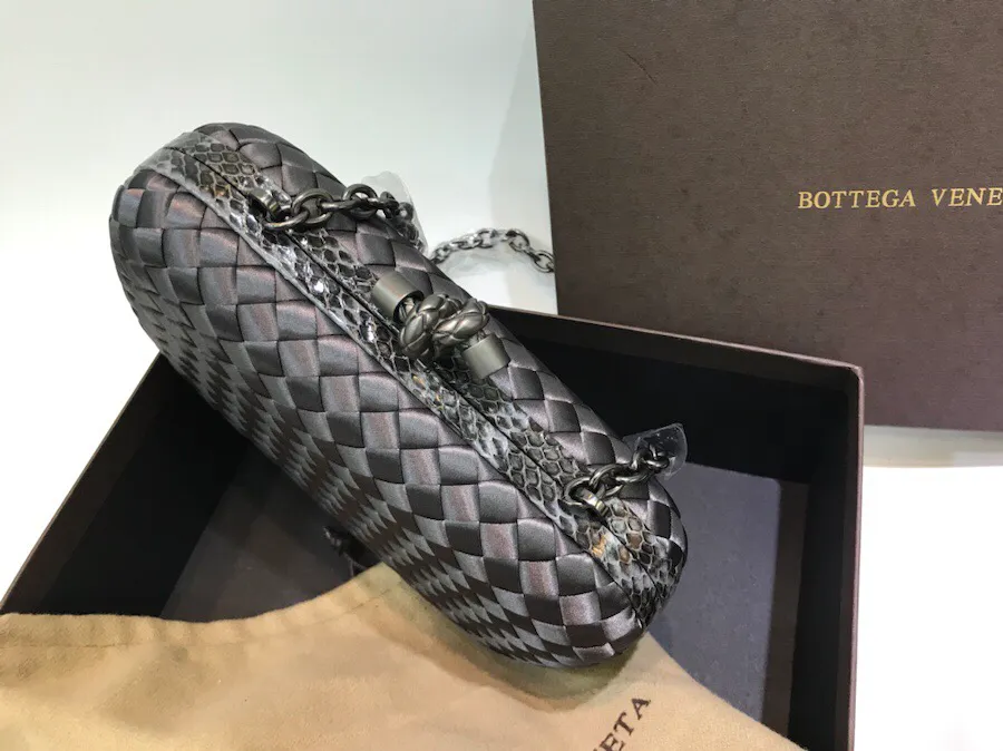 The latest and most popular Knot clutch from the 8651 counter is made of exquisite Japanese silk fabric with snakeskin piping. It looks elegant when worn cross-body or in the hand. It can also be carried by petite girls and can hold 2 iPhone X phones. Size: 20cm*12cm